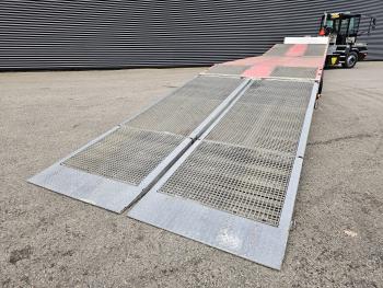 3 x steering axle / hydraulic ramp / hydraulic bed